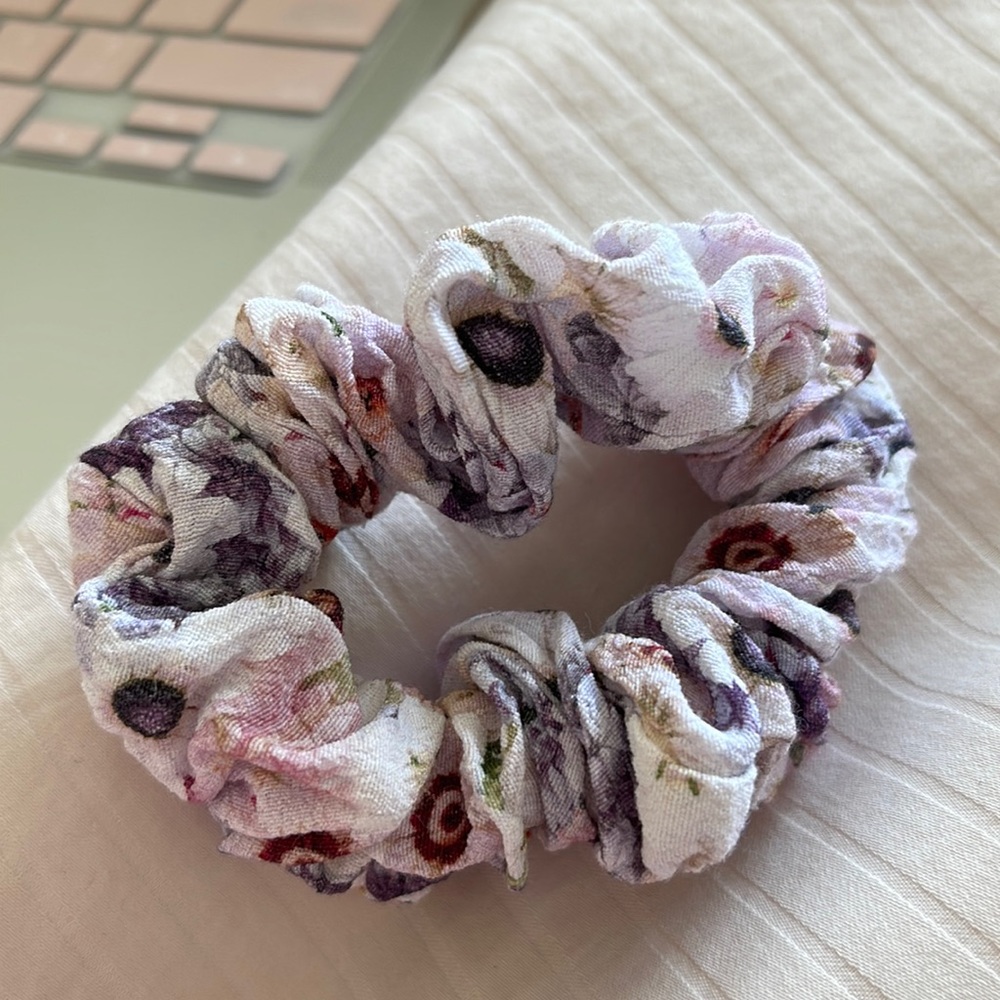 Floral Aritzia Scrunchie 💐